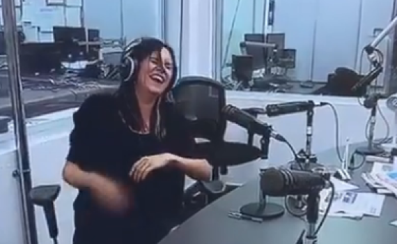 צפו: אמילי עמרוסי מתפוצצת מצחוק בשידור