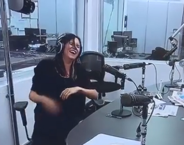 צפו: אמילי עמרוסי מתפוצצת מצחוק בשידור