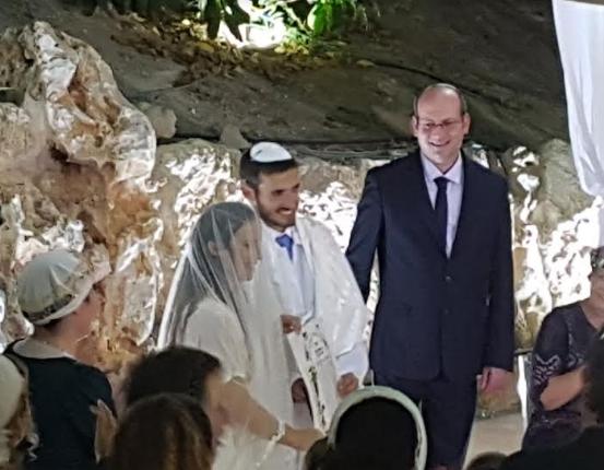 דומעת ומחייכת: בתו של הרב מיכי מרק התחתנה. צפו