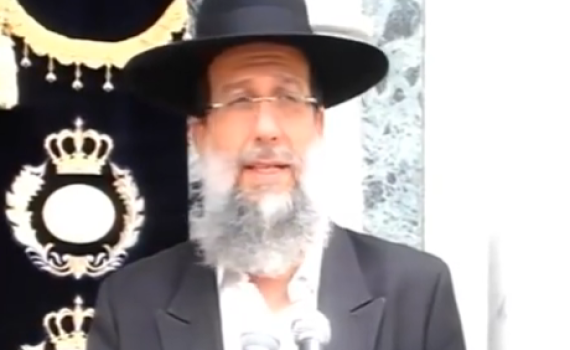 מאחורי הקלעים: זה הרב שמתעקש שגואטה יתפטר