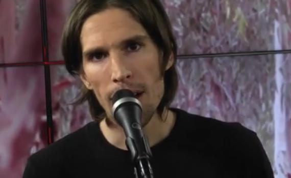 זמר מוכר מואשם בתקיפת בת זוגו