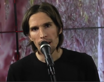 זמר מוכר מואשם בתקיפת בת זוגו