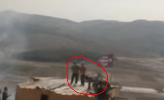 צפו: שוטרים עלו לפנות נערים ונפלו איתם מהגג