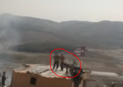 צפו: שוטרים עלו לפנות נערים ונפלו איתם מהגג