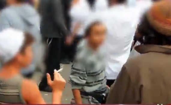 תיעוד מדאיג מאומן: ילדים מעשנים, שותים ומטרידים נהגים