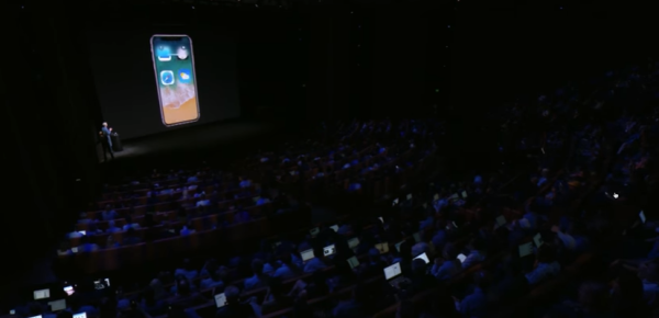 צפו: זו הסיבה לפדיחה המביכה בהשקה של אפל