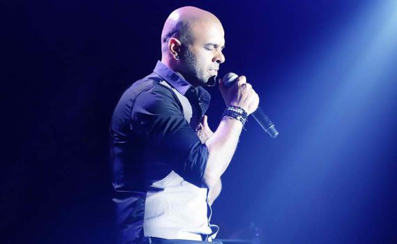 אייל גולן איבד הכרה באמצע הופעה בבריכת הסולטן