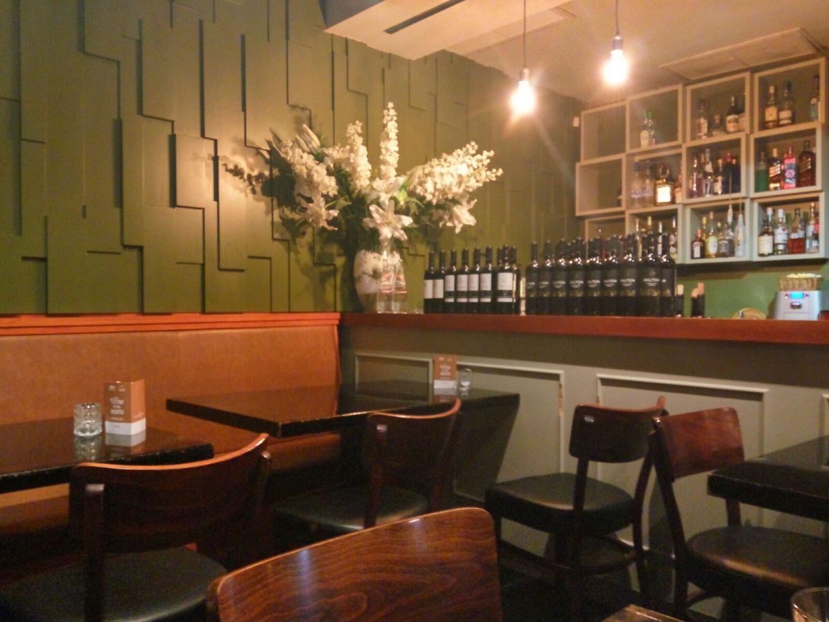 החצר: המוסד וותיק, האוכל עדכני