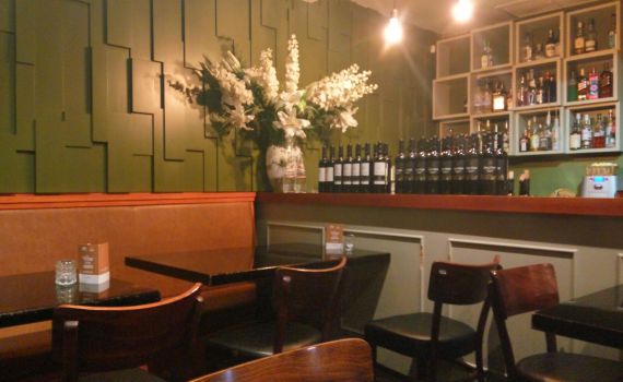 החצר: המוסד וותיק, האוכל עדכני