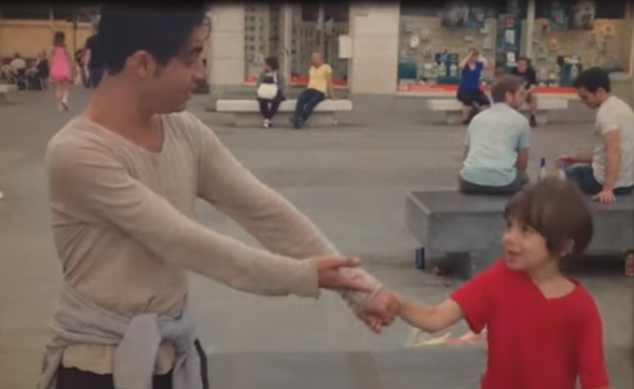 ילד של אבא: אביב גפן שר לראשונה לבנו הקטן