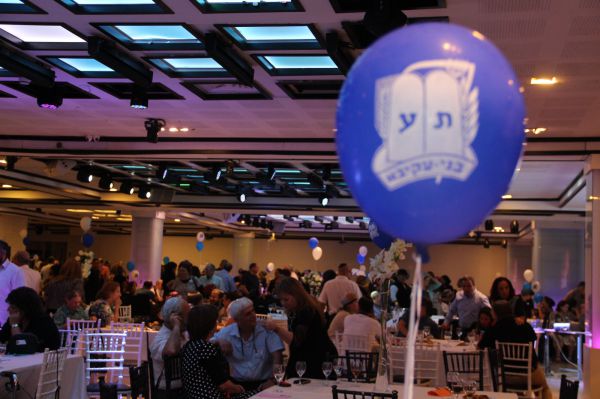 מאות הגיעו לכנס הבוגרים של סניף בת ים מרכז. צפו