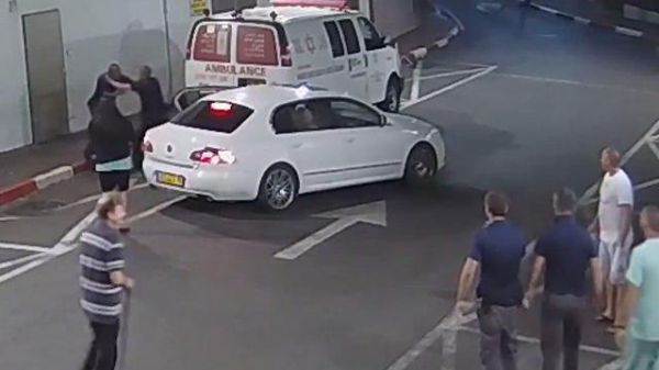 אלימות קשה: 5 גברים היכו מאבטחים בביה"ח איכילוב