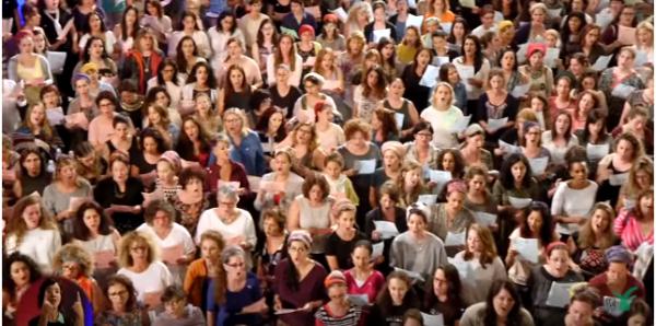 צפו: 600 איש משלל מגזרים בביצוע מאחד לבבות