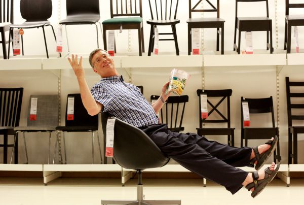 משעשע: אבשלום קור מתקן את השוודים