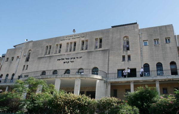 לפי הרמב"ם, אסור ללמד תורה בישיבת פוניבז'