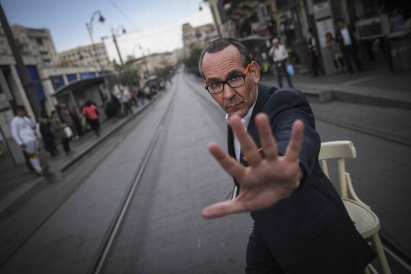 חוזר להקפיץ: ישי לפידות מחדש את 'בקש עבדיך'