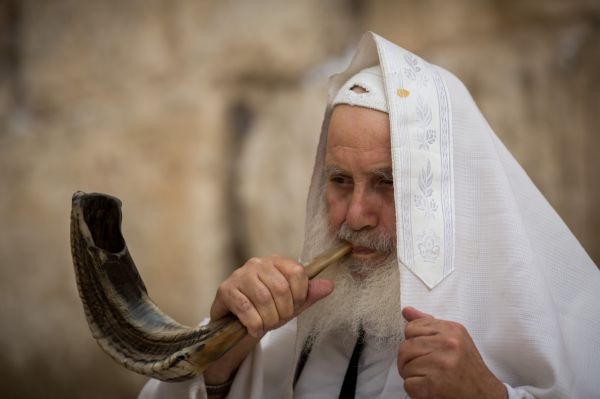 הלכות ראש השנה שצמוד לשבת למנהגי כל העדות