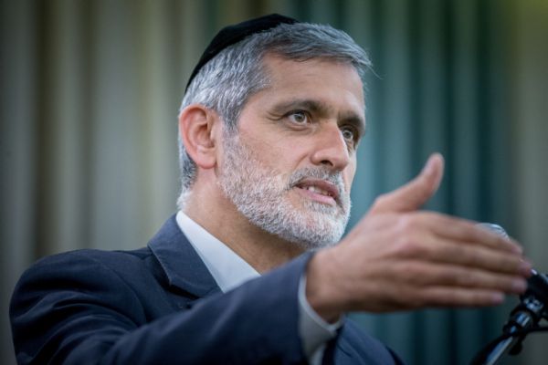 אלי ישי מכחיש: "לא עומד מאחורי הדחת גואטה"