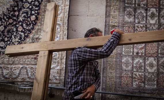 ואם יגאל גואטה היה הולך לכנסייה של אחיין שלו?