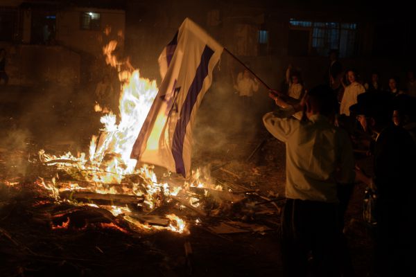 המשטרה עצרה חרדי החשוד בשריפת בובת חייל