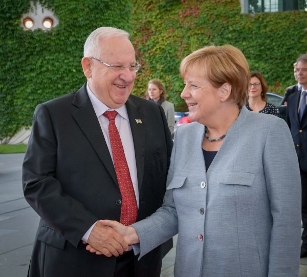 רבלין למרקל: חיזבאללה מתחמש ישראל תגיב