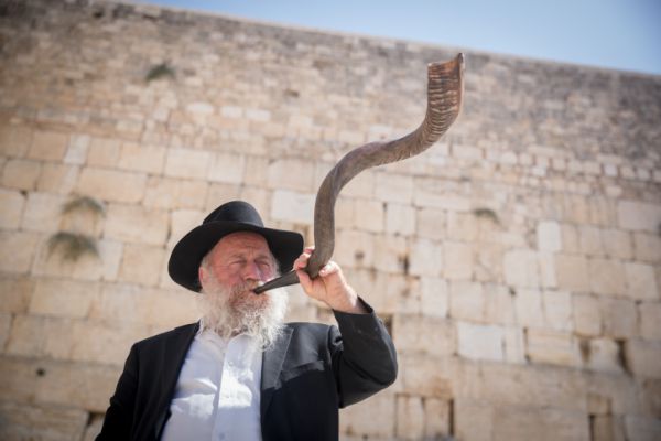 באיזה צד של הפה יש לתקוע בשופר?