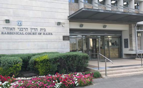 הטרנד החדש: סלפי מחויך על מדרגות הרבנות