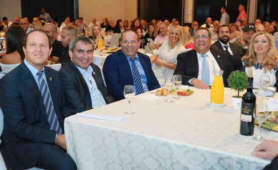 שרים, אנשי עסקים וציבור רחב בהרמת הכוסית של משה ליאון