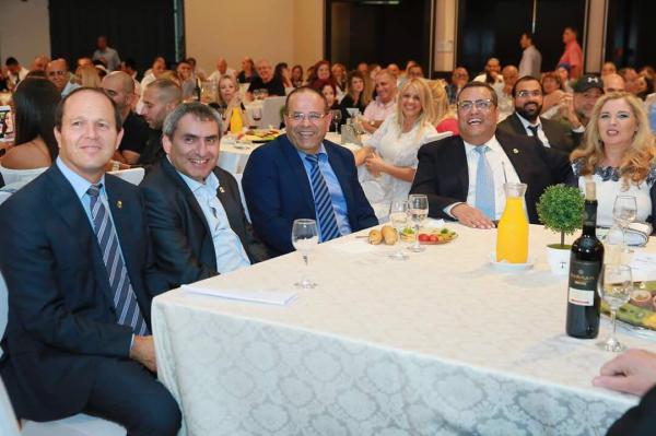 שרים, אנשי עסקים וציבור רחב בהרמת הכוסית של משה ליאון