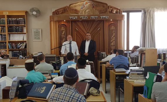 ביקור מרגש של משה ליאון בישיבת נתיבות יוסף במצפה יריחו