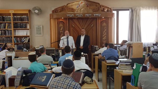 ביקור מרגש של משה ליאון בישיבת נתיבות יוסף במצפה יריחו