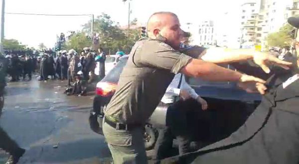 צפו: שוטר יס"מ דוחף בברוטליות מפגין חרדי