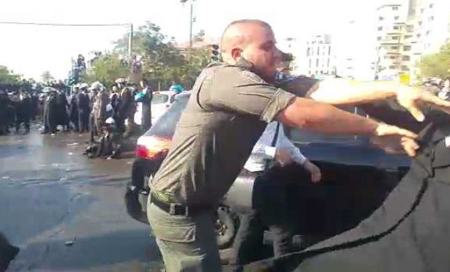  צפו: שוטר יס"מ דוחף בברוטליות מפגין חרדי