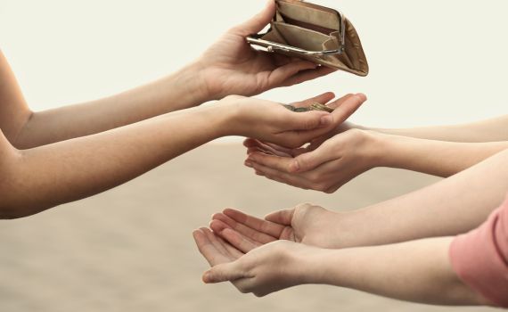 טוב לתרום כפרות לנזקק ומה עם לעזור לו כל השנה?