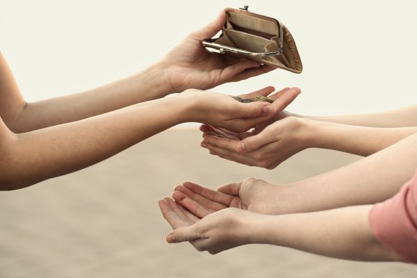 טוב לתרום כפרות לנזקק ומה עם לעזור לו כל השנה?