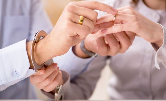 האם חתונה היא בעצם בית כלא? ואיך להתגבר על הפחד ממחויבות