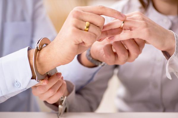 האם חתונה היא בעצם בית כלא? ואיך להתגבר על הפחד ממחויבות