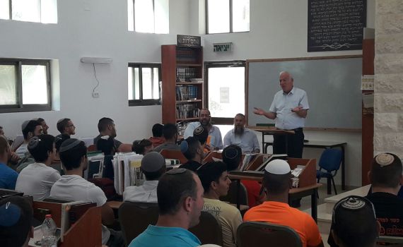 לקראת החורף: השר אריאל בגוש עציון