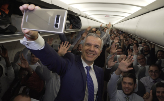 באמצע הטיסה: 200 נוסעים קיבלו גלקסי חדש מתנה