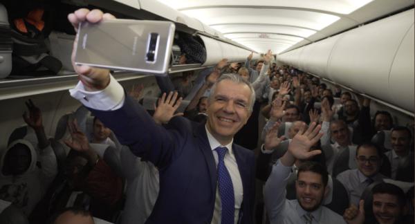 באמצע הטיסה: 200 נוסעים קיבלו גלקסי חדש מתנה