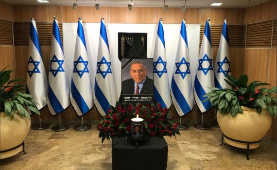 השמאל מחרים את גנדי: פועלים לביטול הנצחתו