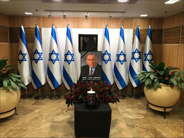 השמאל מחרים את גנדי: פועלים לביטול הנצחתו