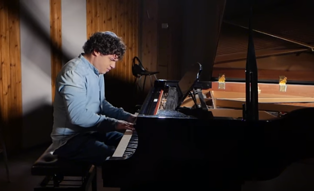 צפו: מנהל להקת החתונות הוותיקה פותח בקריירת סולו