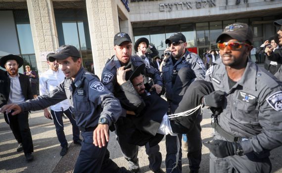 "יום הזעם" התחיל: חרדים חוסמים את צומת שילת