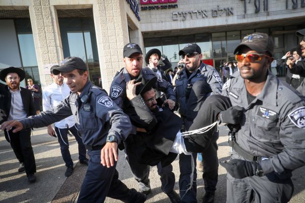 "יום הזעם" התחיל: חרדים חוסמים את צומת שילת