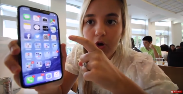 הלם: הציגה את האייפון X וגרמה לפיטורי אביה מאפל