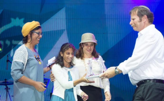 בת 14 עם שיתוק מוחין עשתה סיום ללימוד ספר המצוות לרמב"ם