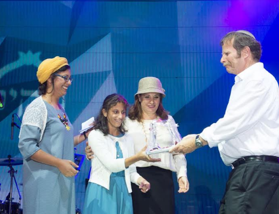 בת 14 עם שיתוק מוחין עשתה סיום ללימוד ספר המצוות לרמב"ם