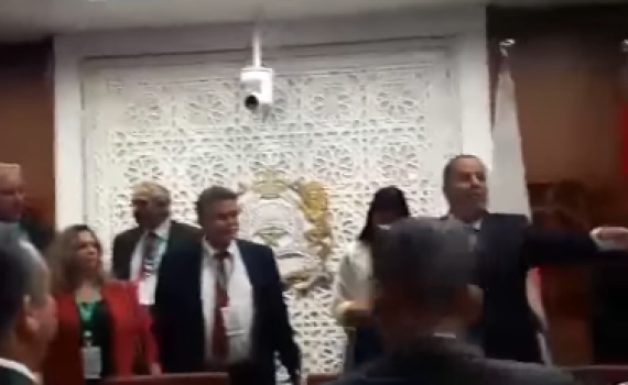 'פושע' • צפו: עמיר פרץ גורש מהפרלמנט המרוקאי