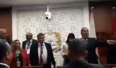 'פושע' • צפו: עמיר פרץ גורש מהפרלמנט המרוקאי